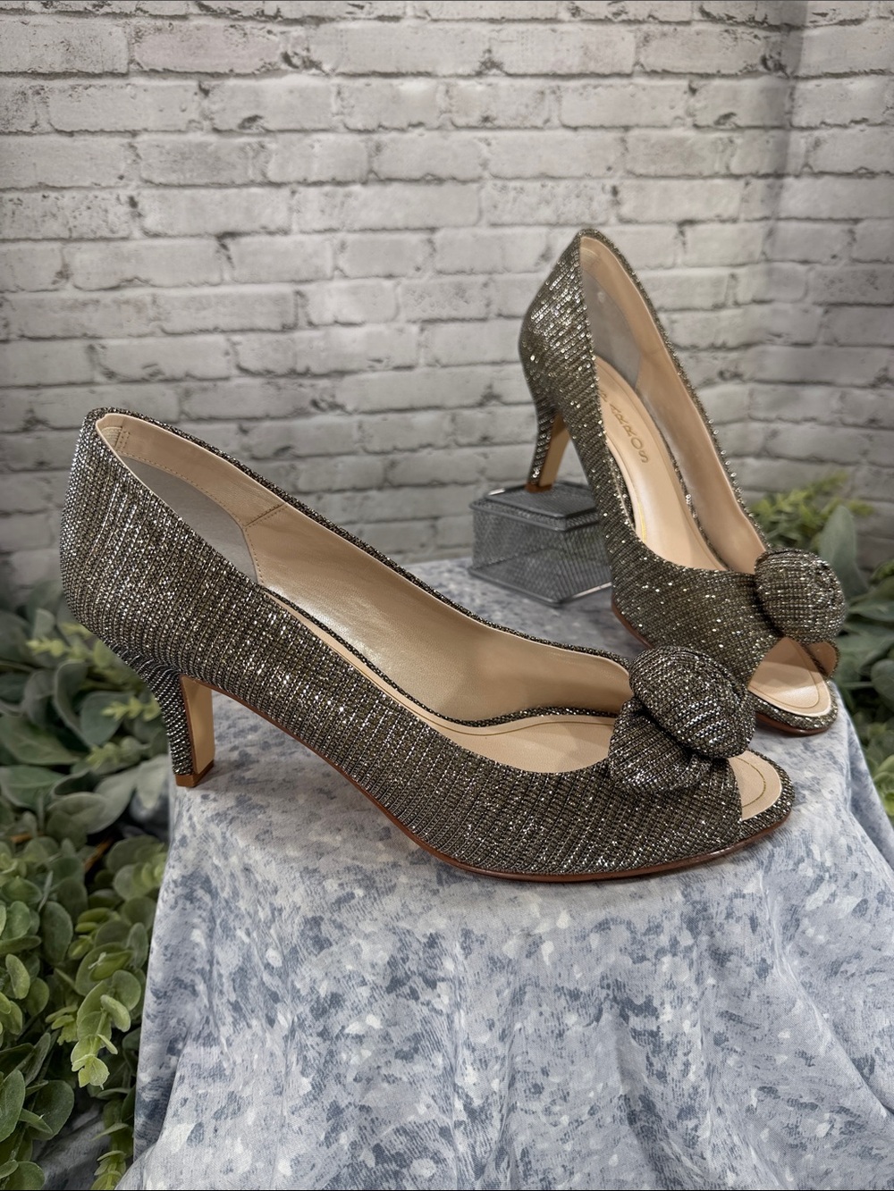 CAPARROS “Willamena” Gold Metallic Peep-Toe Rose Bud Pumps WMS 11B 💛 EUC